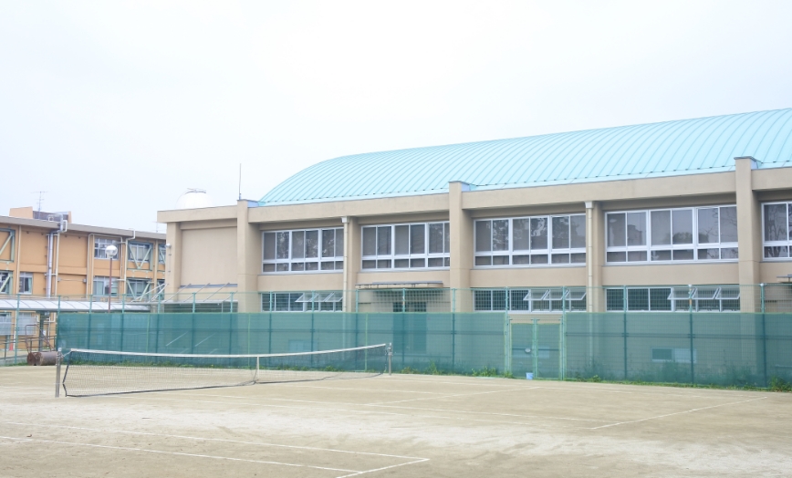 テニスコートと体育館